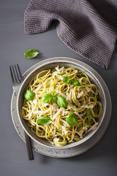 Spagetti pasta med avokado basilika pestosås — Stockfoto
