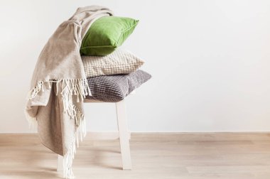 gri ve yeşil minderler, atmak. rahat ev