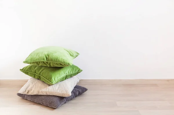 Cuscini grigi e verdi, casa accogliente — Foto Stock