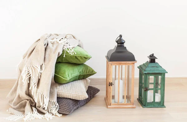 Coussins gris et vert, jetez. confortable intérieur de la maison — Photo