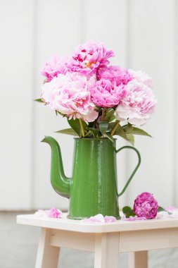 Bahçe içinde güzel pembe Şakayık çiçekleri buketi