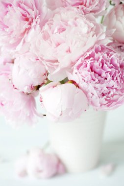 Vazoda güzel pembe şakayık çiçekleri.