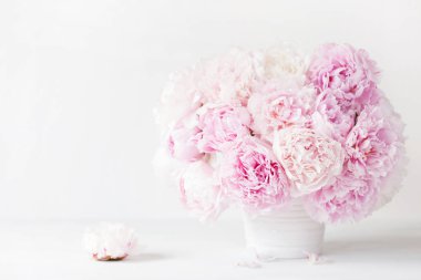 Vazoda güzel pembe şakayık çiçekleri.