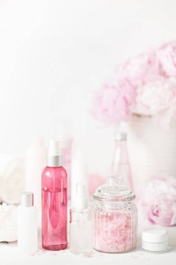 banyo ve spa Şakayık çiçekleri güzellik ürünleri havlu ile