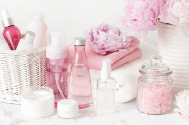 banyo ve spa Şakayık çiçekleri güzellik ürünleri havlu ile