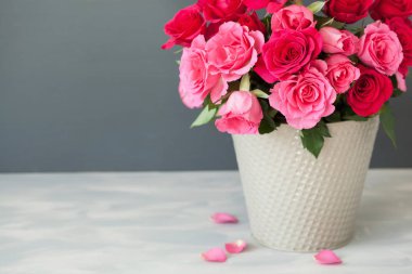 güzel kırmızı gül çiçekler buket cam vazo içinde sunulan