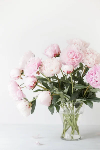 Hermoso ramo de flores de peonía rosa en jarrón —  Fotos de Stock