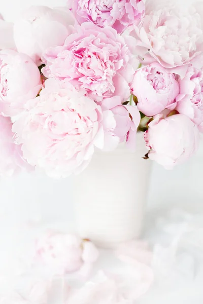 Hermoso ramo de flores de peonía rosa en jarrón —  Fotos de Stock