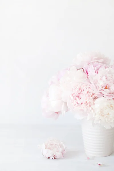 Hermoso ramo de flores de peonía rosa en jarrón —  Fotos de Stock