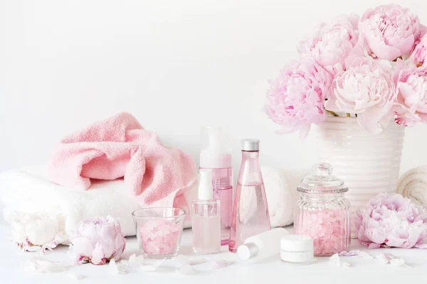 Bad och spa med pion blommor skönhet produkter handdukar — Stockfoto