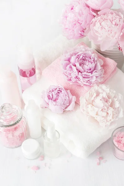 Bath and spa with peony flowers beauty products towels — Stock Photo, Image
