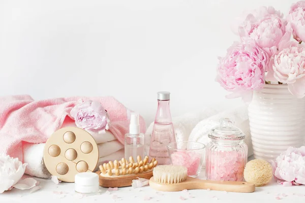 Bath and spa with peony flowers beauty products towels — Stock Photo, Image