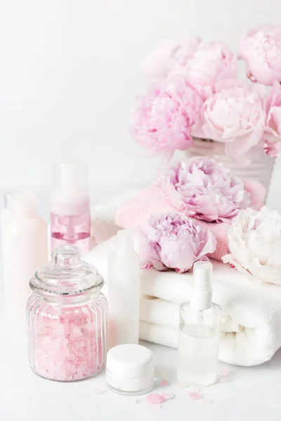 Bad och spa med pion blommor skönhet produkter handdukar — Stockfoto