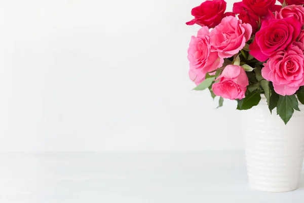 Красивий букет червоних троянд у вазі над білим — стокове фото
