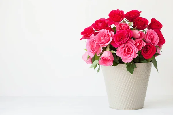 Hermoso ramo de flores de rosa roja en jarrón sobre blanco — Foto de Stock