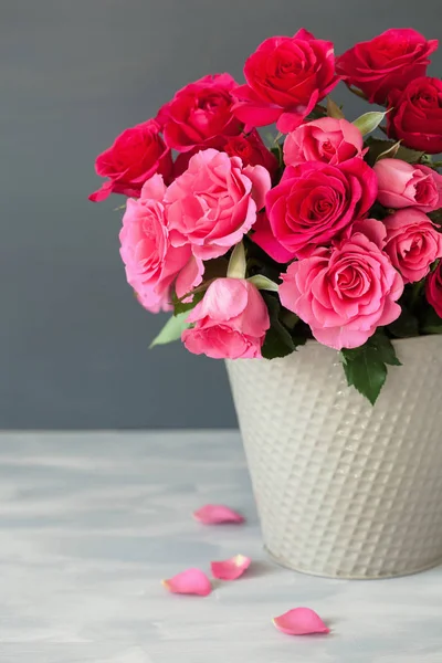 Beautiful red rose flowers bouquet in vase — Stock Photo, Image