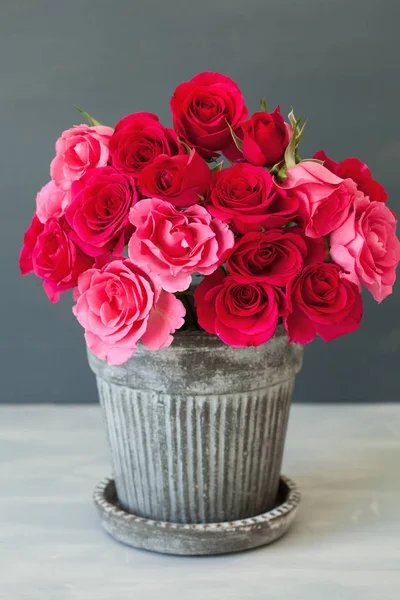 Krásné červené květy růže kytice ve váze — Stock fotografie