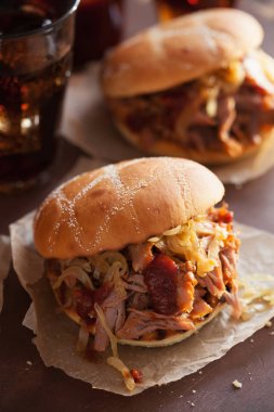 ev yapımı çekti domuz burger karamelize soğan ve Barbekü sos
