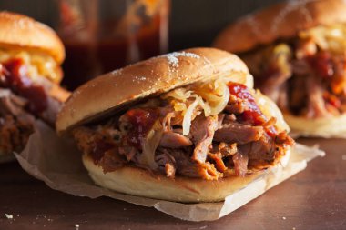 ev yapımı çekti domuz burger karamelize soğan ve Barbekü sos