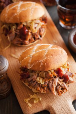 ev yapımı çekti domuz burger karamelize soğan ve Barbekü sos