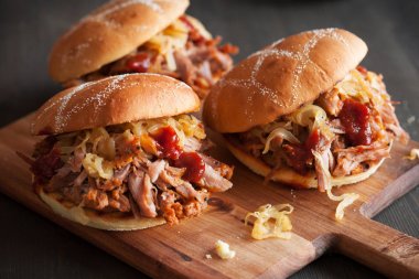 ev yapımı çekti domuz burger karamelize soğan ve Barbekü sos