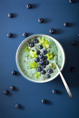 yaban mersini, kivi yıldız, chia ile sağlıklı spirulina güler yüzlü kase