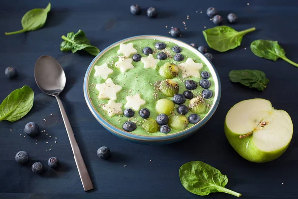 Gesunde grüne Spinat-Smoothie-Schüssel mit Blaubeeren, Bananensternen — Stockfoto