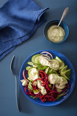 Avokado sosu, sağlık spiralized pancar ve salatalık salatası