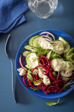 Avokado sosu, sağlık spiralized pancar ve salatalık salatası