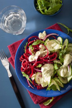 Avokado sosu, sağlık spiralized pancar ve salatalık salatası