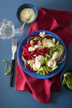 Avokado sosu, sağlık spiralized pancar ve salatalık salatası