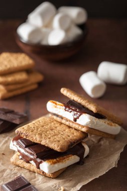 ev yapımı lokum şekerleme kraker çikolata ile