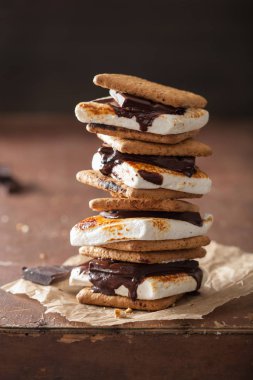 ev yapımı lokum şekerleme kraker çikolata ile