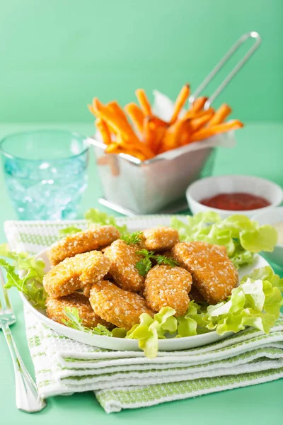 Vegane Soja-Nuggets und Süßkartoffelfrites gesunde Mahlzeit — Stockfoto