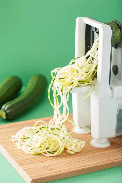 Calabacín en espiral verdura cruda con espiralizador —  Fotos de Stock