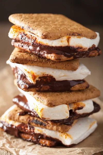 Marshmallow fatti in casa s'mores con cioccolato sui cracker — Foto Stock