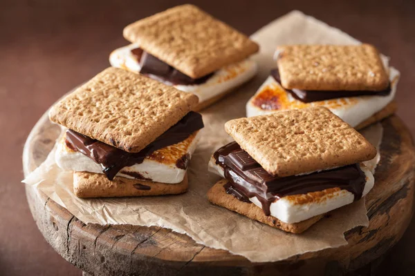 Marshmallow fatti in casa s'mores con cioccolato sui cracker — Foto Stock