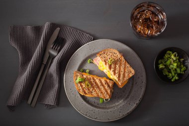 Kızarmış jambonlu ve peynirli sandviç.