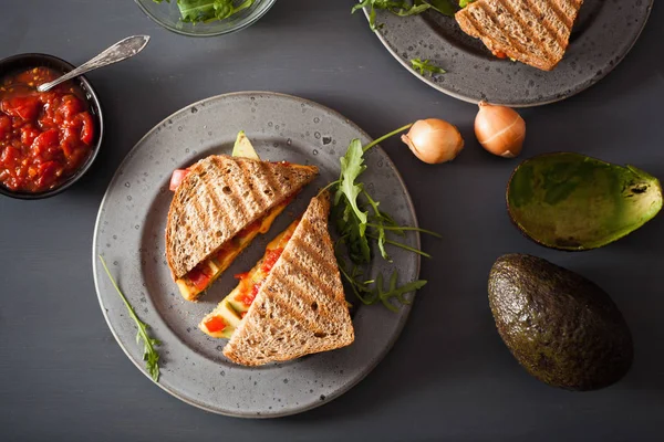 Grillad ostsmörgås med avokado och tomat — Stockfoto