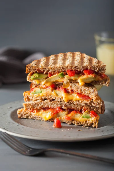 Sándwich de queso a la parrilla con aguacate y tomate — Foto de Stock