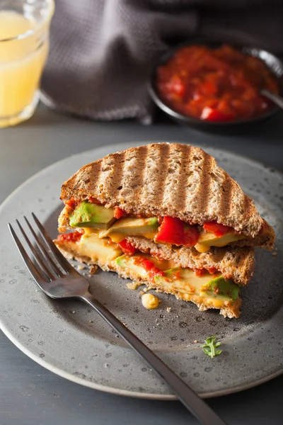 Grillowany ser kanapka z awokado i pomidor — Zdjęcie stockowe