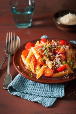 sebzeli penne makarna domates parmesan kekik ile