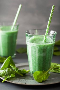 spirulina, chia tohumu, limon, elma ile yeşil ıspanak güler yüzlü
