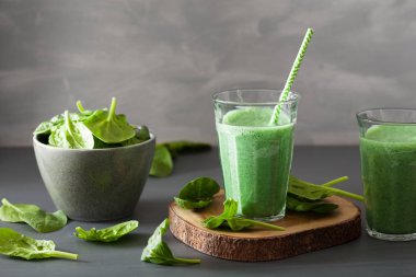 spirulina, chia tohumu, limon, elma ile yeşil ıspanak güler yüzlü