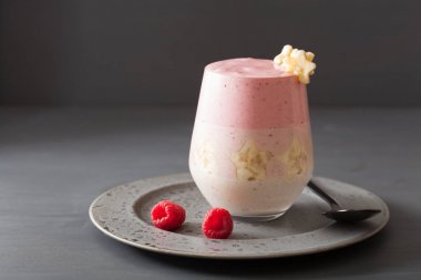 sağlıklı katmanlı ahududu muz smoothie cam