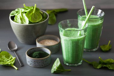 spirulina, chia tohumu, limon, elma ile yeşil ıspanak güler yüzlü