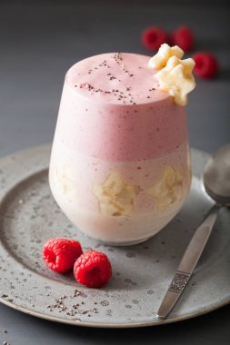 sağlıklı katmanlı ahududu muz smoothie cam