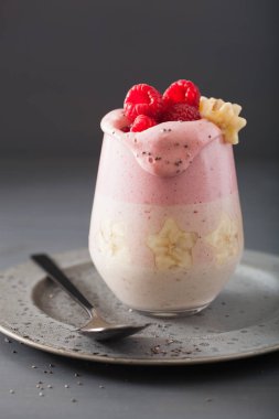 sağlıklı katmanlı ahududu muz smoothie cam