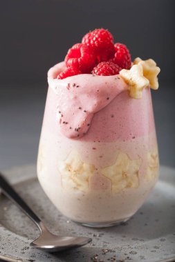 sağlıklı katmanlı ahududu muz smoothie cam