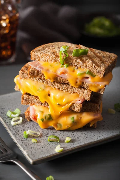 Sanduíche de presunto e queijo grelhados — Fotografia de Stock